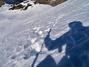 43 Scendendo con attenzione in traverso su neve dura da Cima Valle